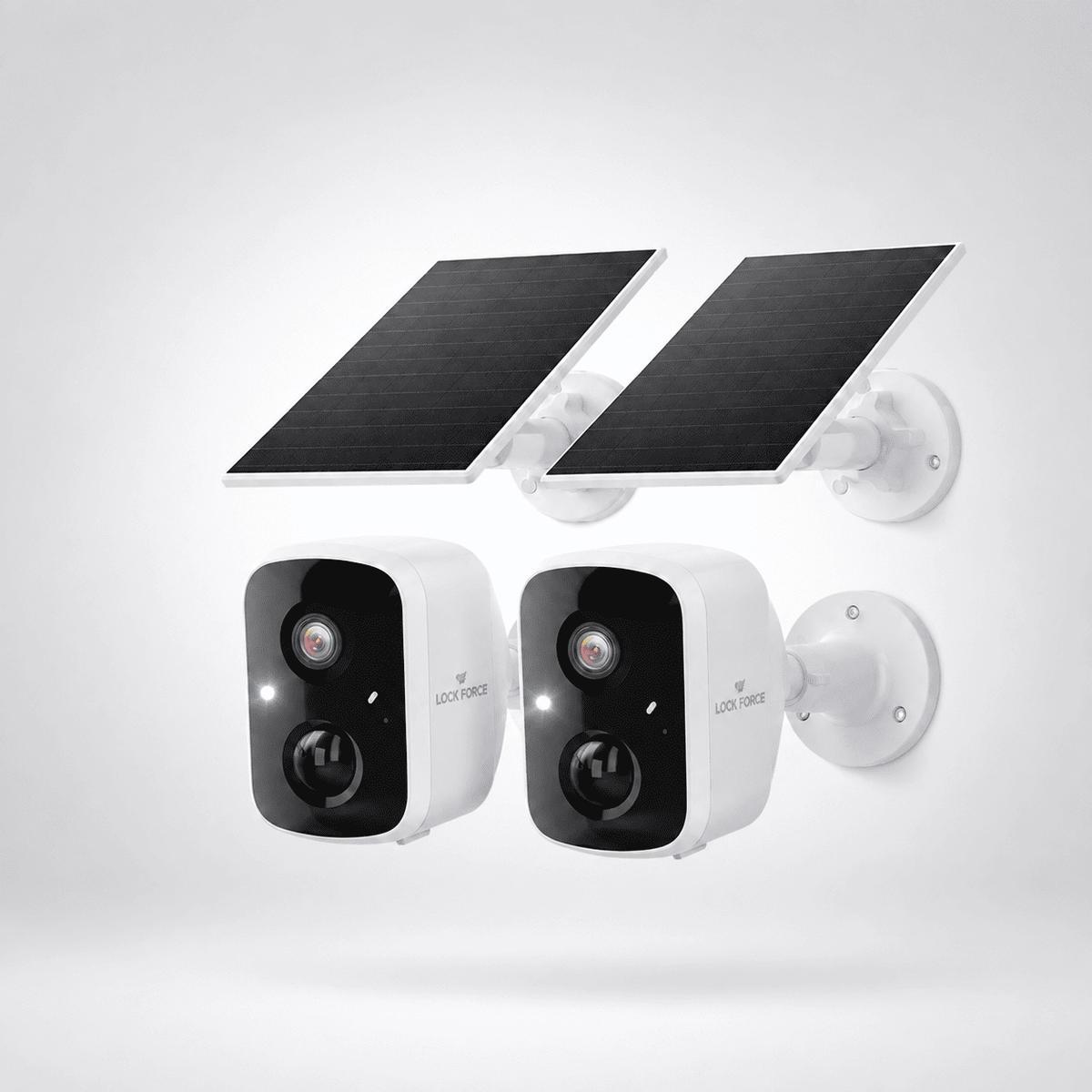 Zwei identische Lock Force Überwachungskameras mit jeweils eigenem Solarpanel und Wandhalterung, nebeneinander aufgestellt als 2er-Set, freigestellt vor hellgrauem Studiohintergrund