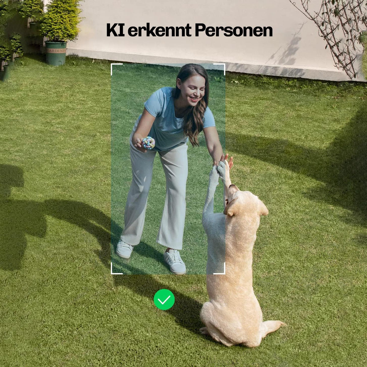 Frau spielt mit Hund im Garten, von KI der Lock Force 2K Kamera als Person erkannt