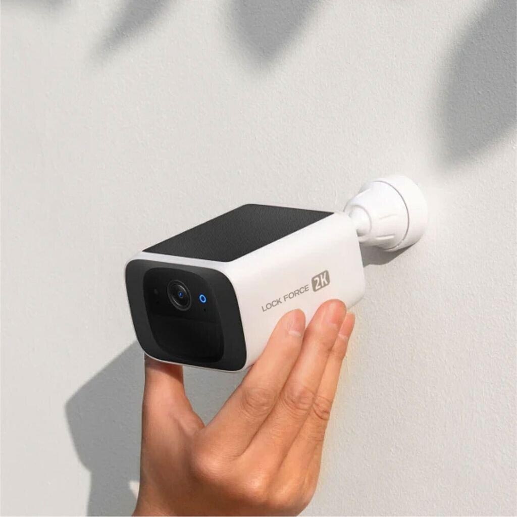 Lock Force 2K Kompaktkamera wird an weißer Wand montiert, in der Hand gehalten