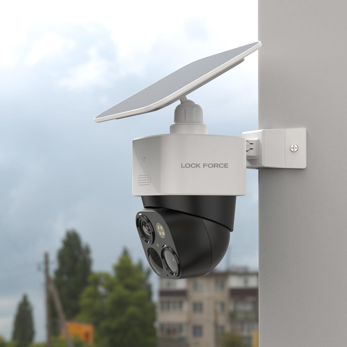 Lock Force Solarkamera an Hausecke montiert mit Blick auf Straße und Gebäude